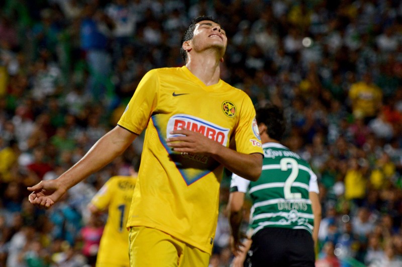 Raúl Jiménez en un partido con América 