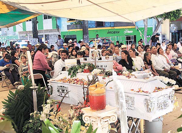 Los restos de Luis Alberto Tehuatlie Tamayo, en la plaza de Chalchihuapan.