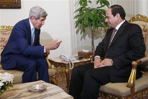El secretario de Estado de EU, John Kerry, se reunió con el presidente egipcio, Abdel-Fattah el-Sissi en El Cairo.