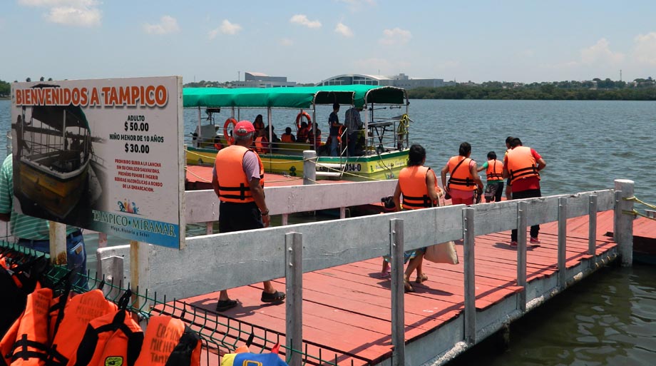 En temporada vacacional se ofrecen recorridos en lancha a lo largo y ancho de la laguna. 