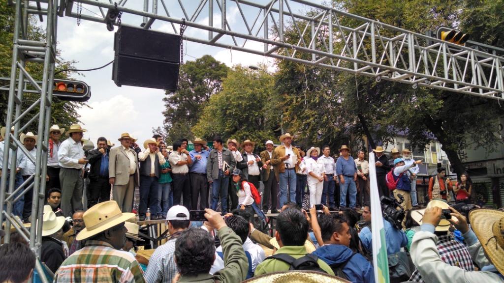 Los campesinos realizan un mitin frente a la Secretaría de Gobernación para pronunciarse contra la reforma energética y por una reforma agraria incluy