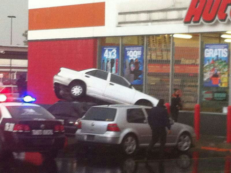El carro fue levantado 20 metros por un mini tornado.