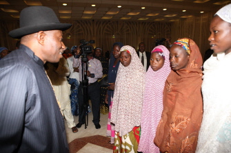 Goodluck Jonathan (i) habla con algunas de las niñas que escaparon recientemente y con familiares de las niñas raptadas, en Abuja