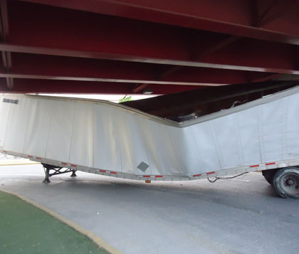  La caja del tráiler resultó afectado al intentar retirarla. 