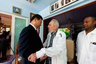 El líder chino, Xi Jinping (i), con Fidel Castro, durante su visita ayer a su residencia de La Habana