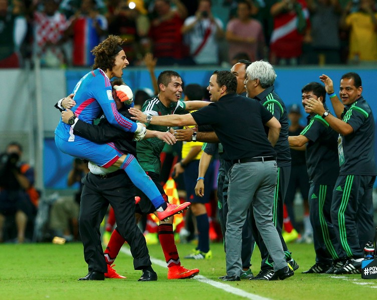 Miguel Herrera y Guillemo Ochoa festejan uno de los goles que el Tri le metió a Croacia en el Mundial de 2014 