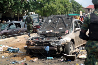 Militares nigerianos caminan junto a la escena de una explosión terrorista en Kaduna, al norte de Nigeria