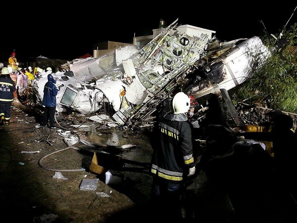 El personal de rescate busca entre los restos del vuelo GE222 TransAsia Airways en la isla de la costa de Taiwán de Penghu. 