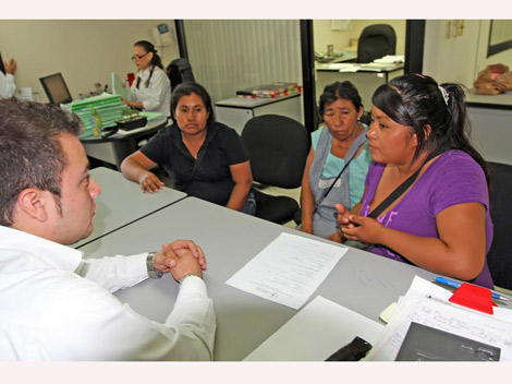Silvia, junto a su madre y dos menores de edad, trataban de vender algunos abanicos de palma, cucharas de madera y bolsas de mano, para obtener unos p