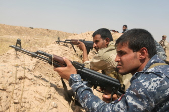 Voluntarios que se unieron al ejército contra los yihadistas de Estado Islámico, en un puesto de control en Diyala, al norte de Bagdad