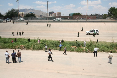 Ambas policías quedaron en la línea fronteriza. 