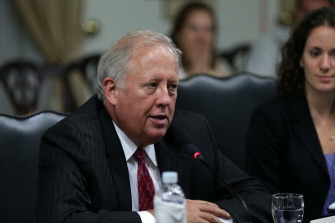 El consejero estadunidense Thomas Shannon, en la residencia presidencial de Honduras, en Tegucigalpa 