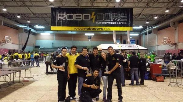 Estudiantes del politécnico ganadores del premio.