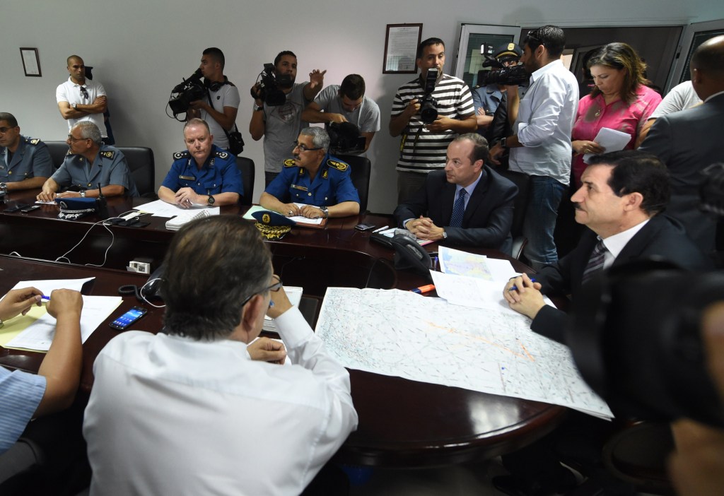 Un grupo de autoridades presidido por el Ministro de Transportes Amar Ghoul en el aeropuerto internacional Houari Boumediene.