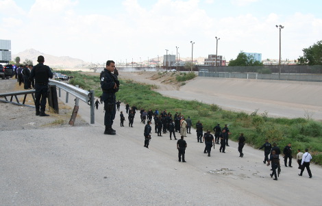 La policía de México se quedó en la parte alta de la frontera.