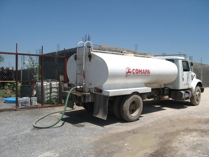 Durante la reparación del canal Rodhe se dota a las familias con agua mediante pipas