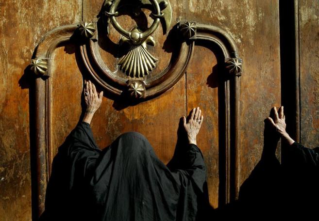 Dos mujeres llaman a las puertas de una mezquita en Bagdad