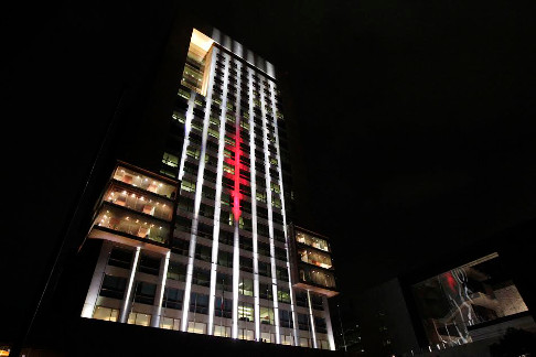 El edificio de la cancillería iluminado con los colores de Japón.