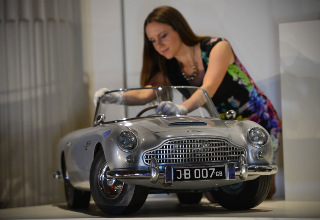 Entre los objetos de la muestra se encuentra una réplica en pequeño de un coche de James Bond. 