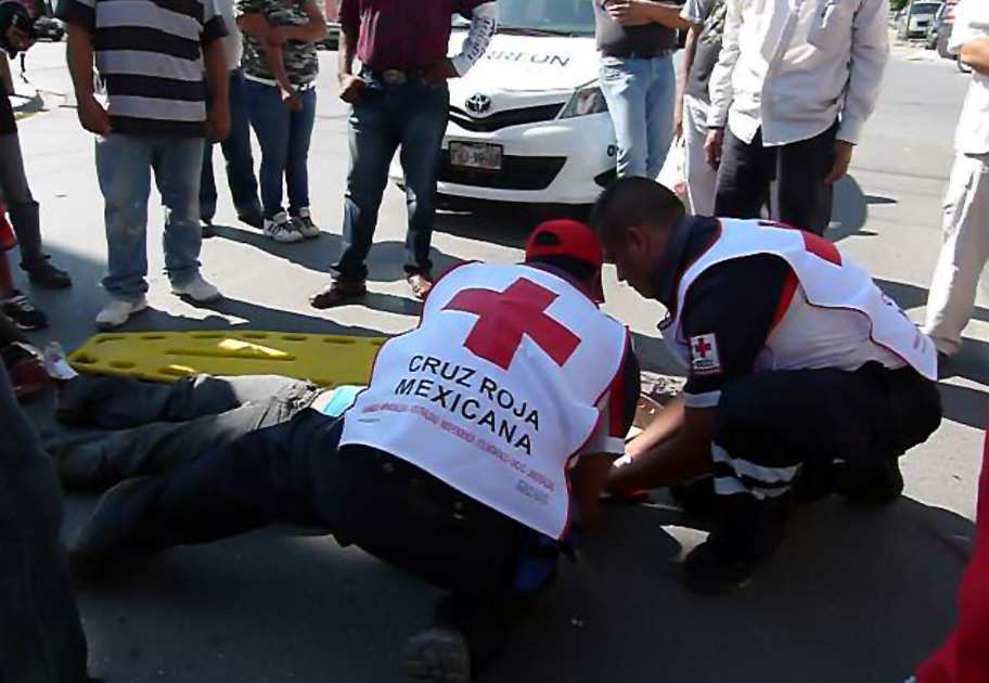 Paramédicos de la Cruz Roja acudieron a brindar los primeros auxilios