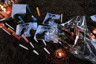 Flores y velas, colocadas junto a fotografías de una de las víctimas libanesas del avionazo, en el aeropuerto de Uagadugu, en Burkina Faso