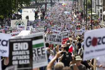 Al menos diez mil manifestantes marchan cerca de la embajada israelí en Londres llamando al final de la violencia en Gaza