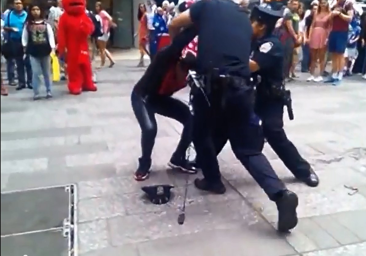 Detienen a 'Spiderman' tras pelear con policÃa en Times Square - Grupo ...