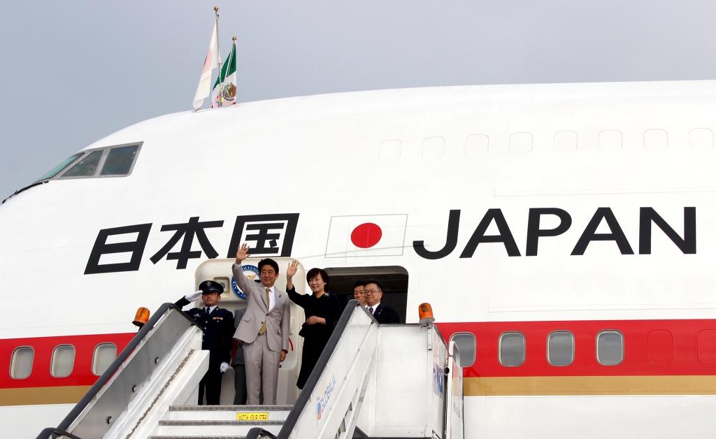 El primer ministro japonés en el Hangar Presidencial.