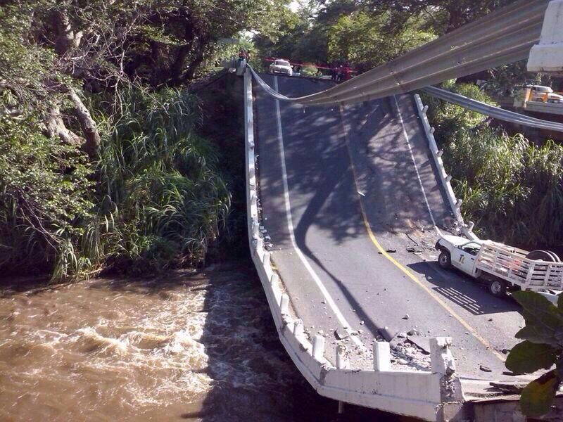 El puente 'Chalma' después de su colapso.