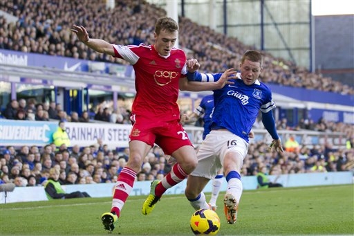 Calum Chambers (izquierda) en duelo con James McCarthy del Everton (derecha) 