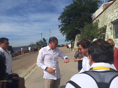 El gobernador momentos antes de entrar al auditorio. 