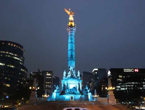 El Gobierno del Distrito Federal difundió imágenes de la iluminación en azul, con motivo del Día Mundial contra la Hepatitis.
