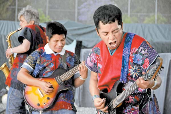 Las agrupaciones se abren paso en el medio.