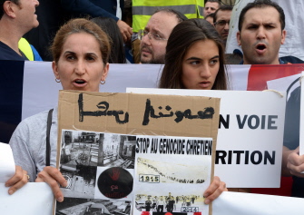 Manifestantes muestran pancartas en una marcha en apoyo de los cristianos de Irak, amenazados por los yihadistas, en París