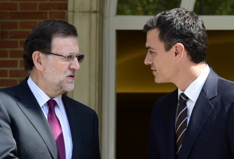 El primer ministro español, Mariano Rajoy (i), habla con el nuevo líder del PSOE, Pedro Sánchez, ante el Palacio de la Moncloa