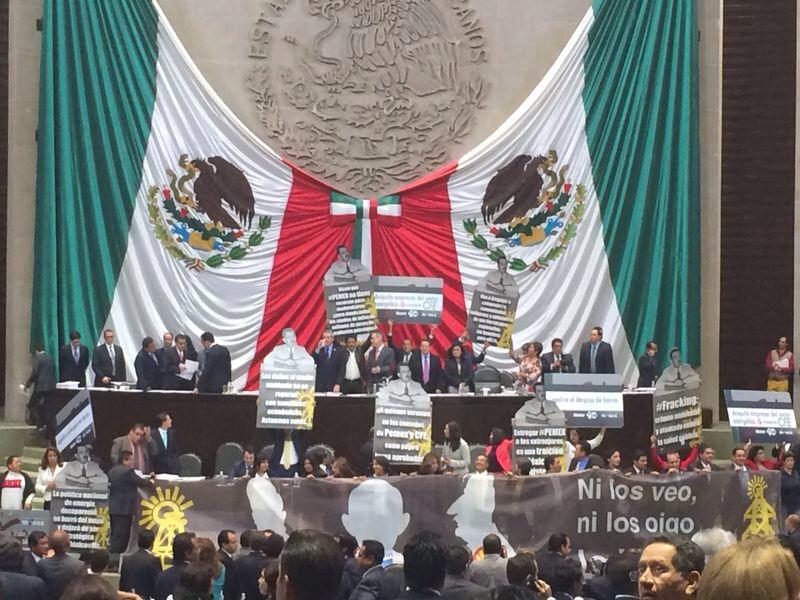Los perredistas exhiben una manta que señala “ni los veo ni los oigo, sólo vendo”.