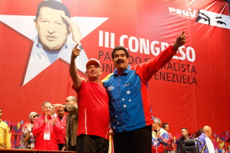 El presidente de Venezuela, Nicolas Maduro (d) y Hugo Carvajal (i) ayer en Caracas tras ser liberado en Aruba