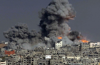 Columnas de humo y fuego se elevan de varios edificios tras el impacto de proyectiles israelíes hoy en la ciudad de Gaza