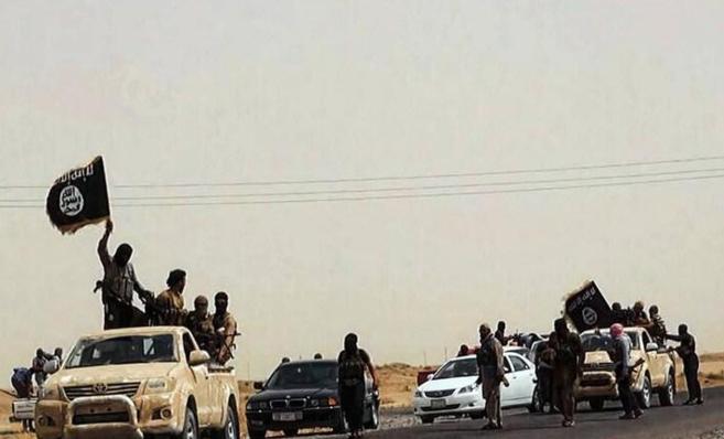Combatientes del Estado Islámico, en una carretera de Siria, en una imagen publicada en una web yihadista