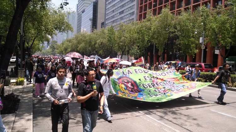 Estudiantes rechazados protestan frente a la SEP- Grupo Milenio