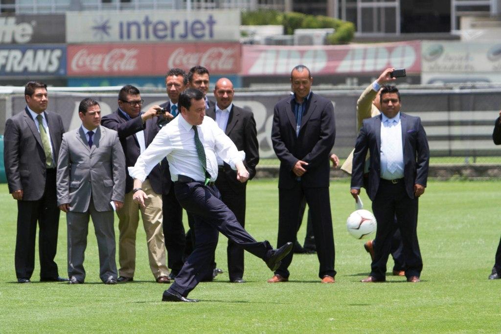 El secretario de Gobernación mostró sus habilidades con el balón.