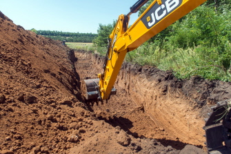 Una excavadora cava una zanja en la frontera entre Ucrania y Rusia en la región de Kharkiv, para prevenir el acceso de fuerzas rusas
