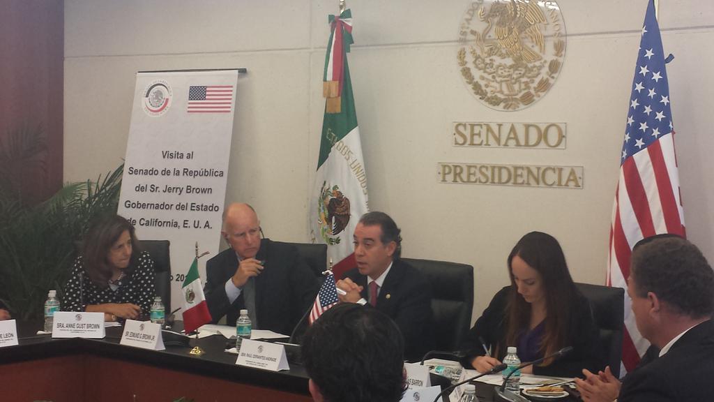 El gobernador de California, Jerry Brown, durante su visita al Senado de la República donde fue recibido por el presidente de la Mesa Directiva, Raúl 
