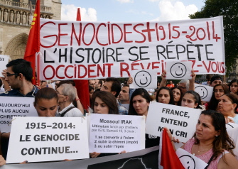 Manifestantes participan en una marcha en apoyo a los cristianos iraquíes, ante la catedral de Notre Dame, en París, el pasado domingo