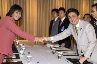 El primer ministro de Japón, Shinzo Abe (d) prosigue esta semana su gira por América Latina