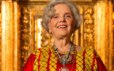 Poniatowska fue galardonada el 19 de noviembre de 2013 con el Premio Cervantes por su "brillante trayectoria literaria y una dedicación ejemplar al pe