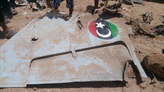 Restos de un avión paramilitar libio, tras estrellarse en Bengasi durante los combates con islamistas