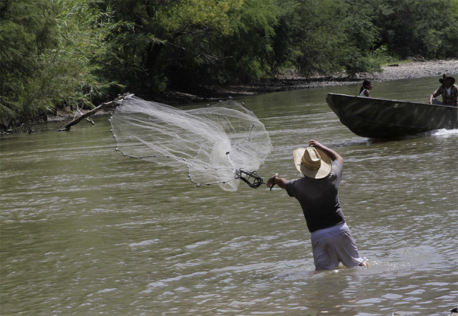 Se practicar la pesca disfrutando de un bonito paisaje.