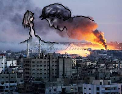 El arquitecto palestino Tawfik Gebreel dibuja una pareja sobre el humo de los bombardeos.