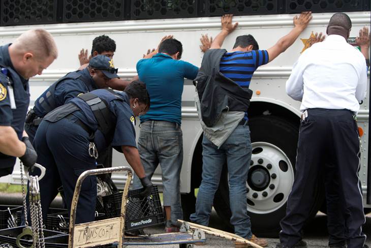 Autoridades de Texas detuvieron a cinco mexicanos luego de localizar una casa de seguridad en la que había 115 migrantes.